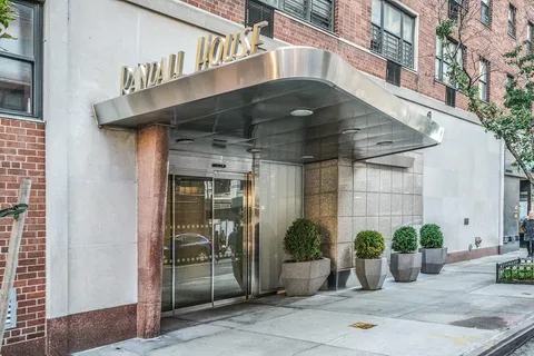 $1,250,000 | 63 East 9th Street, Unit 10L | Greenwich Village