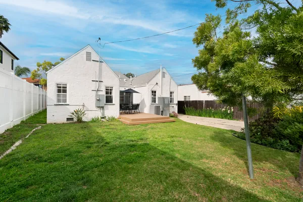 a view of a house with backyard and garden