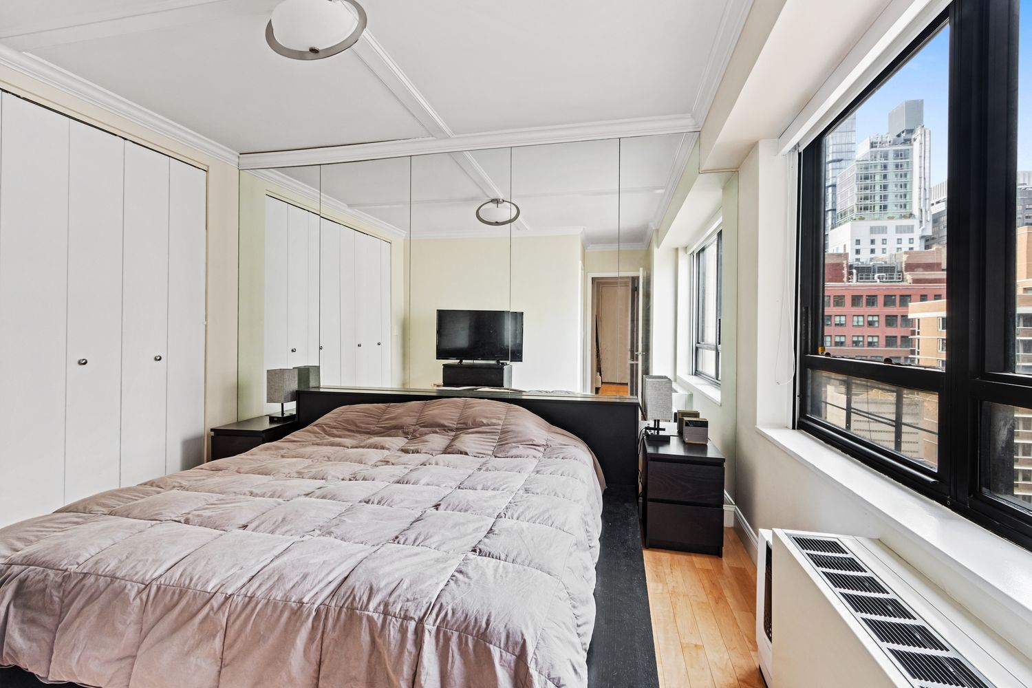 $930,000 | 240 East 47th Street, Unit 19A | Midtown East