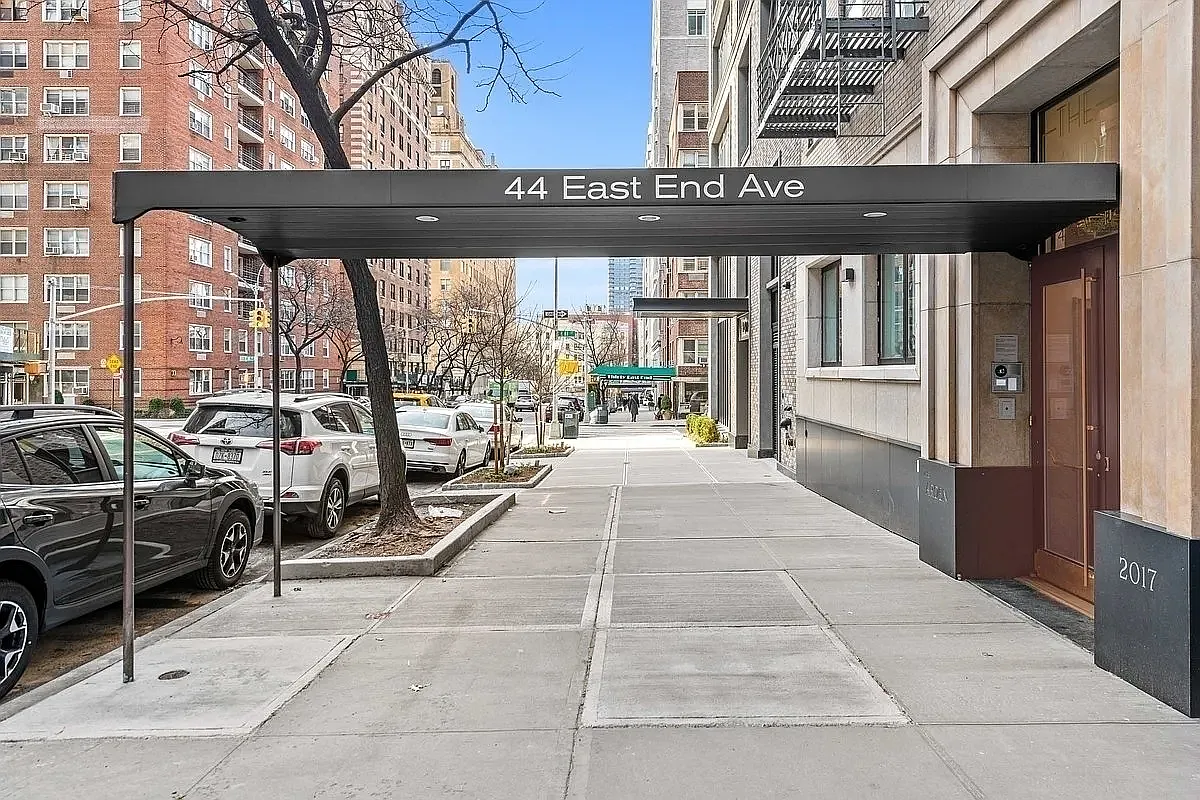44 East End Avenue, Unit TH1 Manhattan, NY 10028 - Photo 12 of 14 a view of a patio with a table and chairs