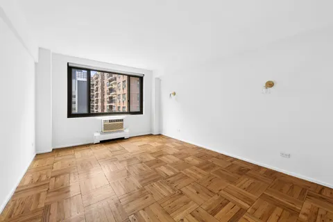 $850,000 | 425 East 63rd Street, Unit W8E | Lenox Hill
