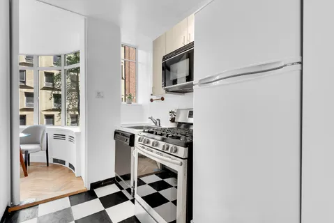 $730,000 | 24 West 55th Street, Unit 3D | Midtown Central