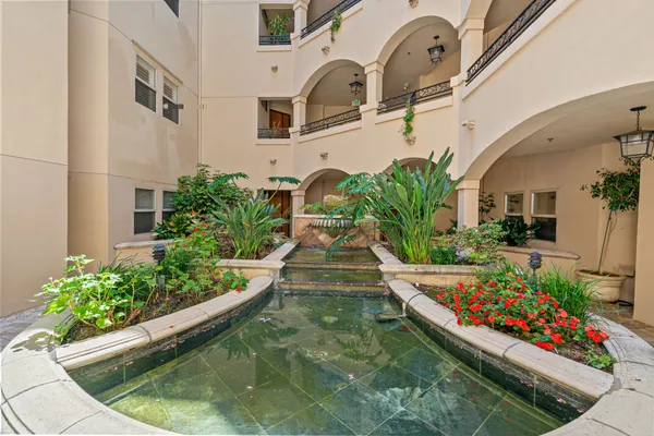 $1,195,000 | 10364 Almayo Avenue, Unit 305, Los Angeles, CA 90064