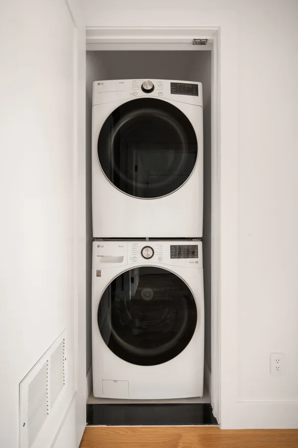 a close up view of a washer and dryer