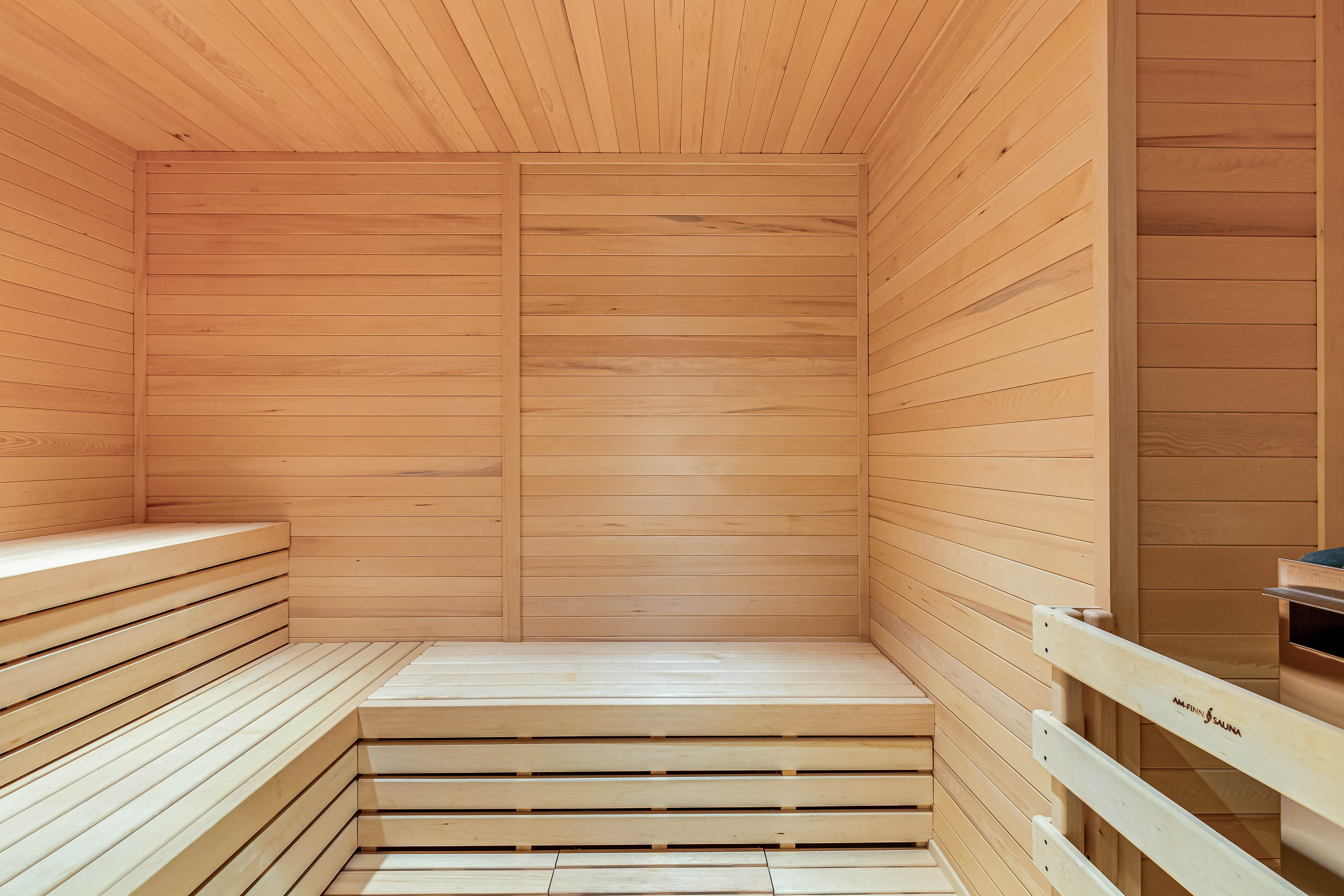 1001 Queen Street Honolulu, HI 96814 - Photo 26 of 29 a bathroom with a bathtub