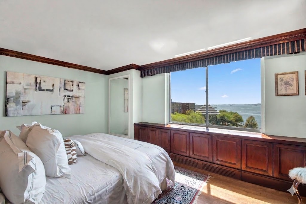 21 South End Avenue, Unit PH1A Manhattan, NY 10280 - Photo 13 of 32 a bedroom with a large bed and a window