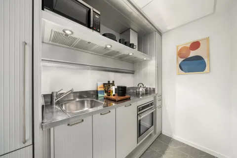 $1,088,000 | 18 West 48th Street, Unit 4F | Midtown Central