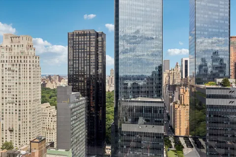 $2,900,000 | 2 Columbus Avenue, Unit 39B | Upper West Side