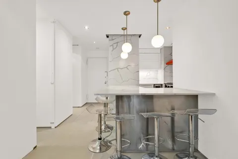 $875,000 | 117 East 57th Street, Unit 20F | Midtown East