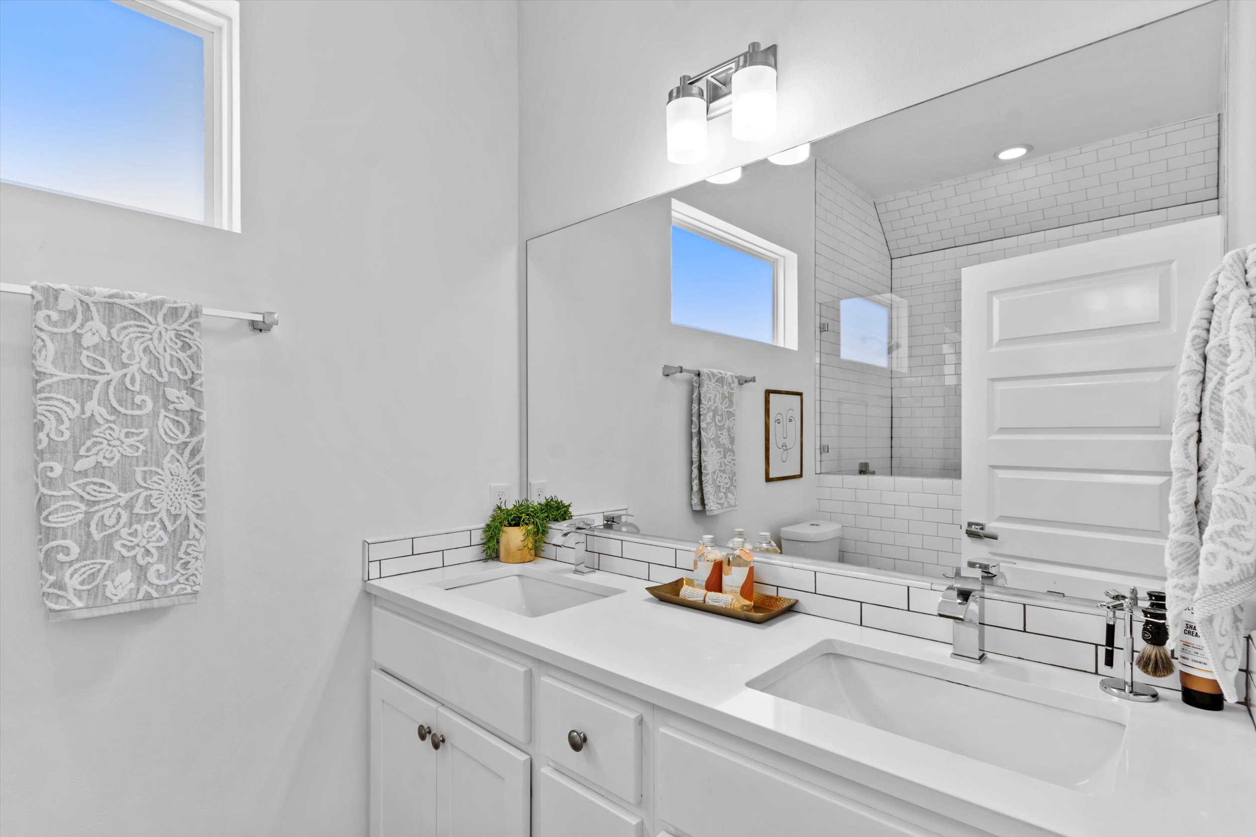 513 West Croslin Street, Unit A Austin, TX 78752 - Photo 18 of 39 a bathroom with a sink and a mirror