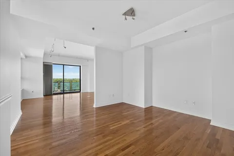 $1,100,000 | 4950 Central Street, Unit 805, Kansas City, MO 64112