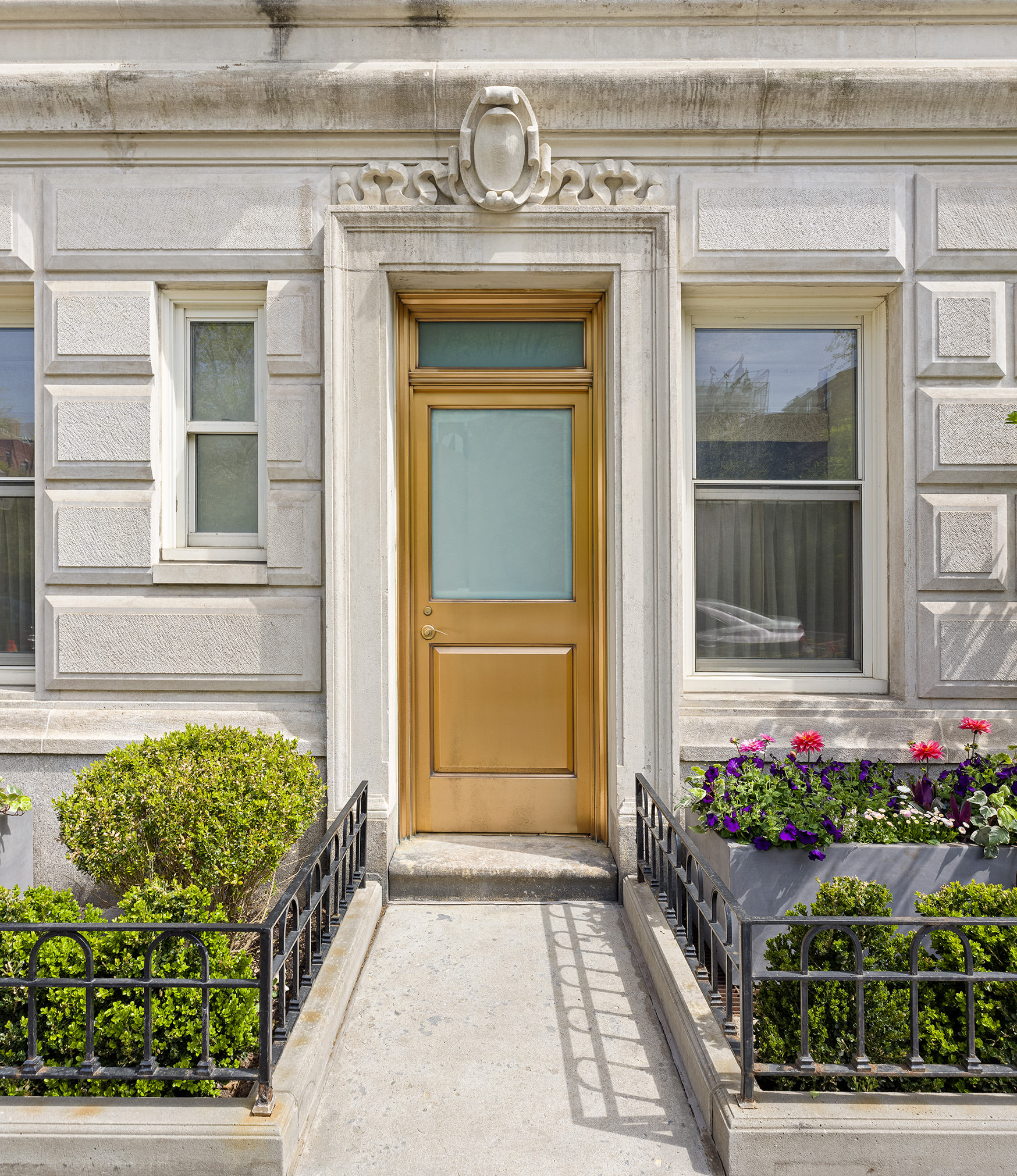 15 West 81st Street, Unit 2D Manhattan, NY 10024 - Photo 23 of 31 a front view of a house with a garden