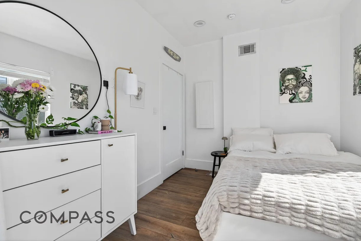 923 Bedford Avenue, Unit 4F Brooklyn, NY 11205 - Photo 4 of 10 a bedroom with a large bed and a dresser