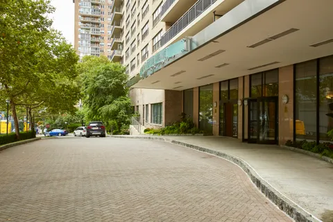 $895,000 | 140 West End Avenue, Unit 9J | Upper West Side
