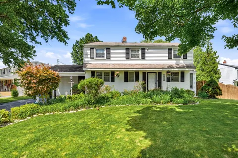 a view of a yard in front of house