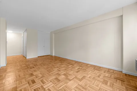 $475,000 | 150 East 37th Street, Unit 10F | Murray Hill