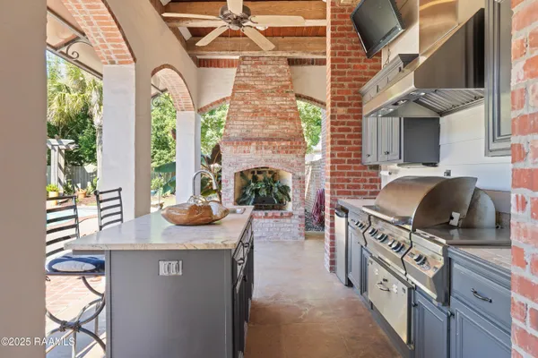 $1,100,000 | 100 Candlewood Drive, Lafayette, LA 70508