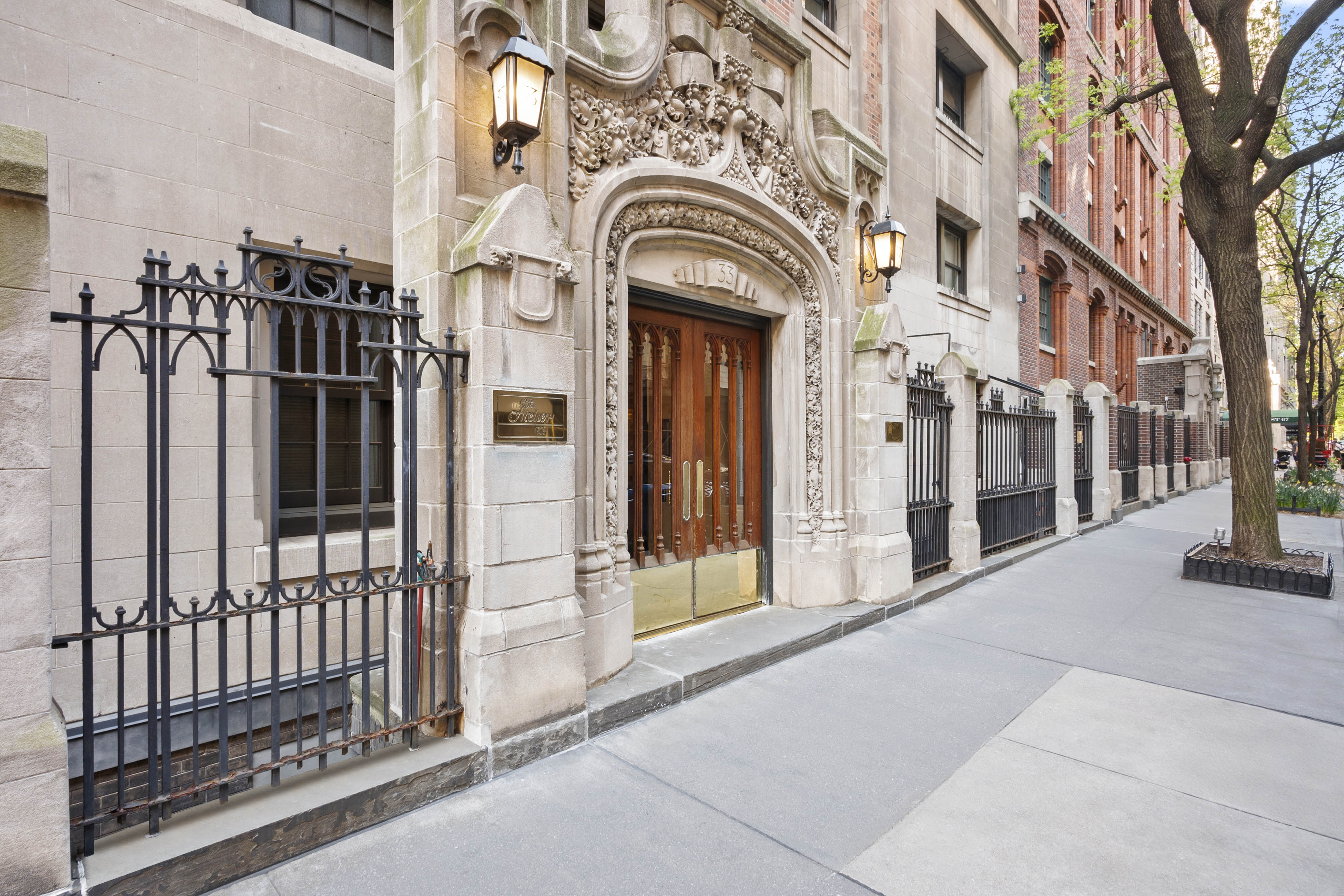 33 West 67th Street, Unit 4M Manhattan, NY 10023 - Photo 15 of 16 a view of a building with a outdoor space
