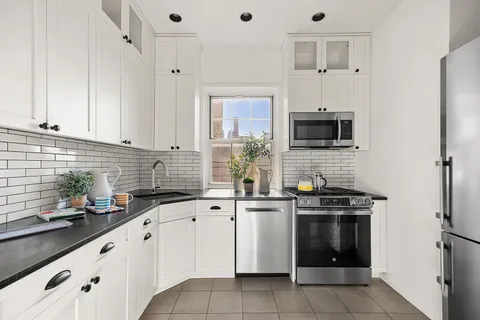 $1,295,000 | 76 Remsen Street, Unit 6B | Brooklyn Heights