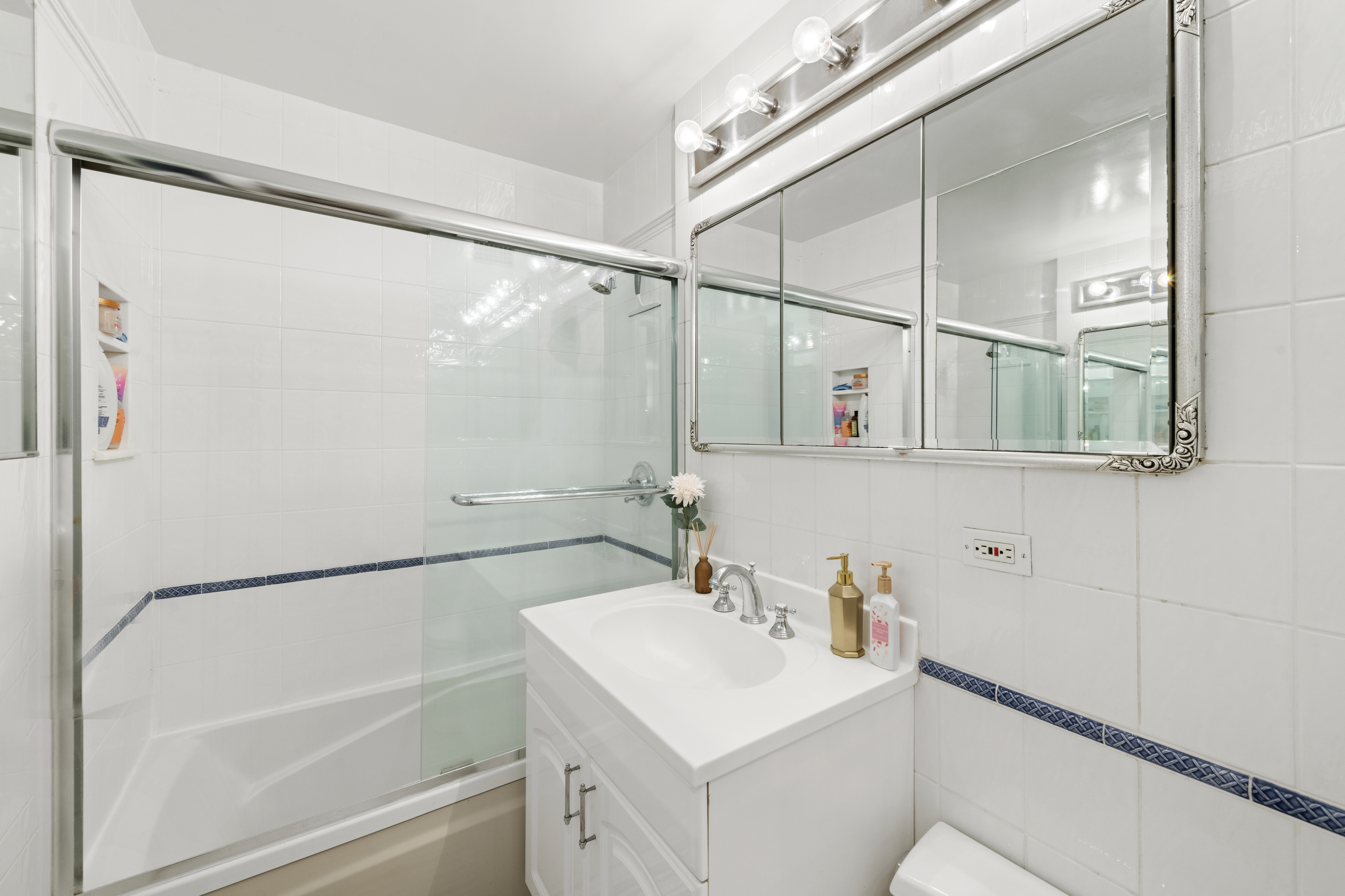 301 East 69th Street, Unit 7C Manhattan, NY 10021 - Photo 7 of 9