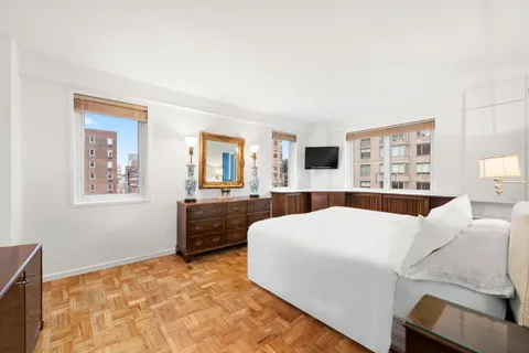 $1,590,000 | 30 West 60th Street, Unit 11M | Upper West Side