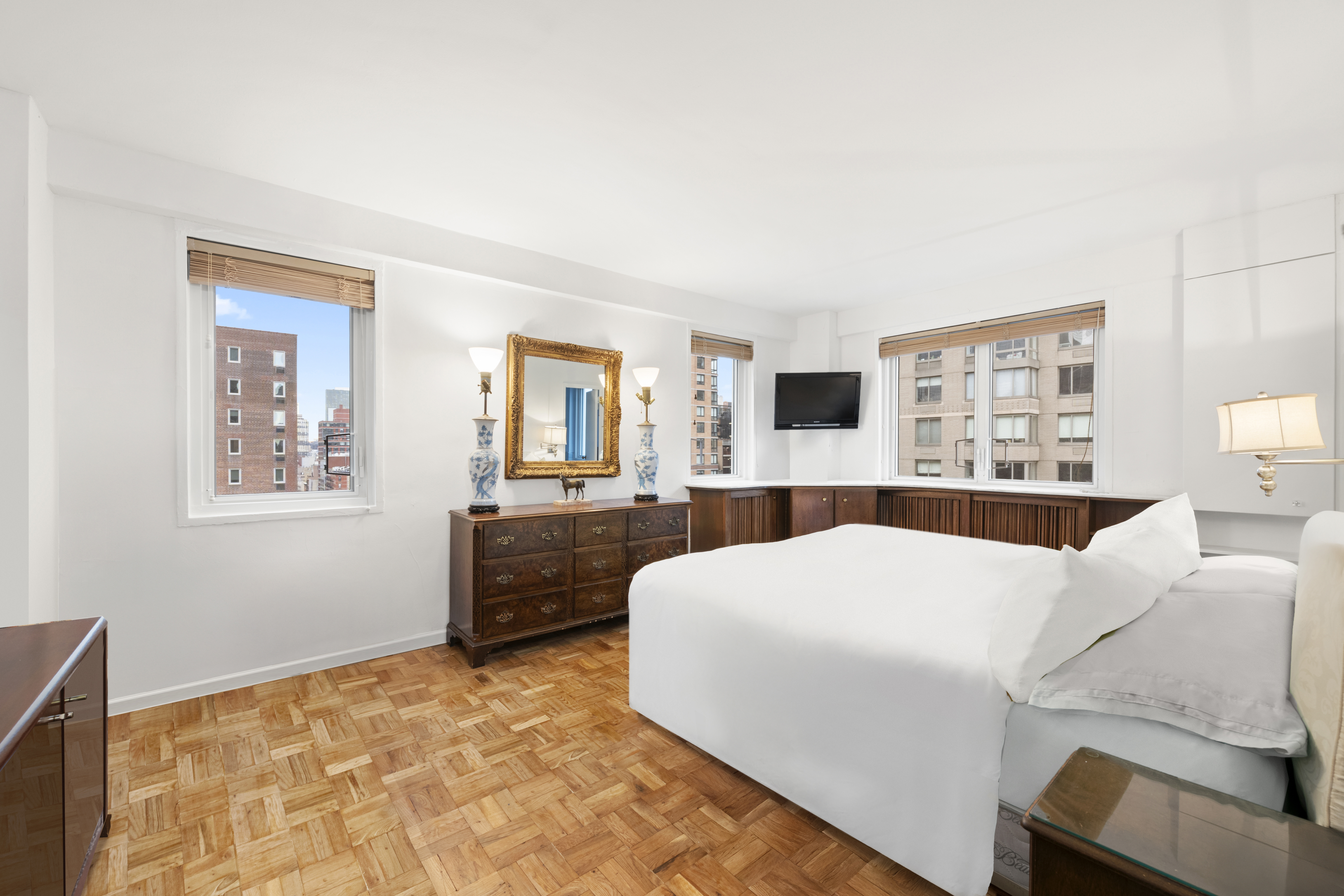 30 West 60th Street, Unit 11M Manhattan, NY 10019 - Photo 5 of 11