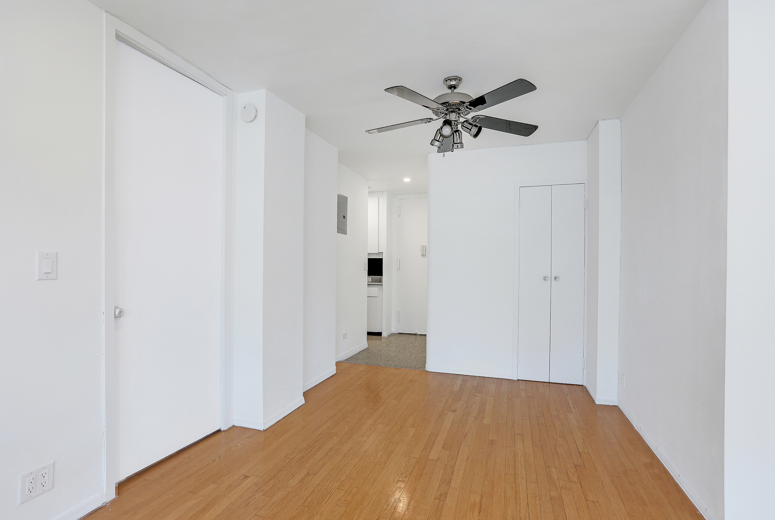 300 East 33rd Street, Unit 21K Manhattan, NY 10016 - Photo 7 of 17 a view of empty room with a ceiling fan