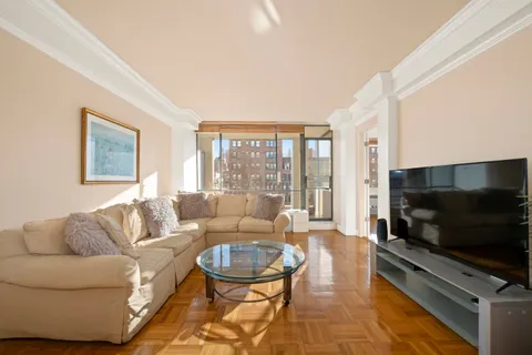 $1,650,000 | 333 East 69th Street, Unit 10H | Lenox Hill
