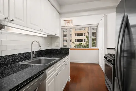 $835,000 | 404 East 76th Street, Unit 3B | Lenox Hill