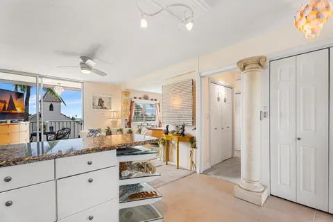 $500,000 | 75-5766 Kuakini Highway, Unit 406, Kailua-Kona, HI 96740