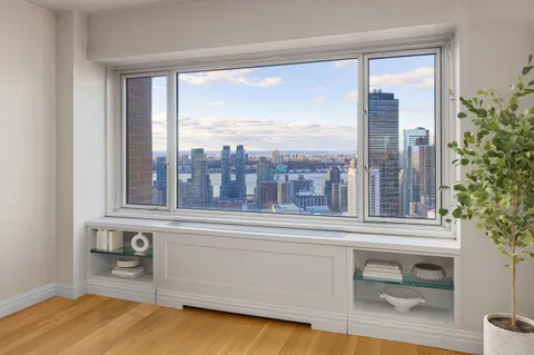 $3,200,000 | 20 West 64th Street, Unit 39K | Upper West Side