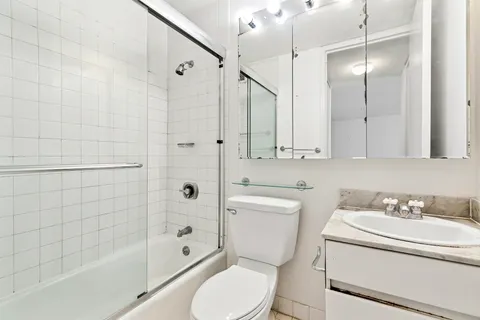 $899,000 | 515 East 72nd Street, Unit 10D | Lenox Hill