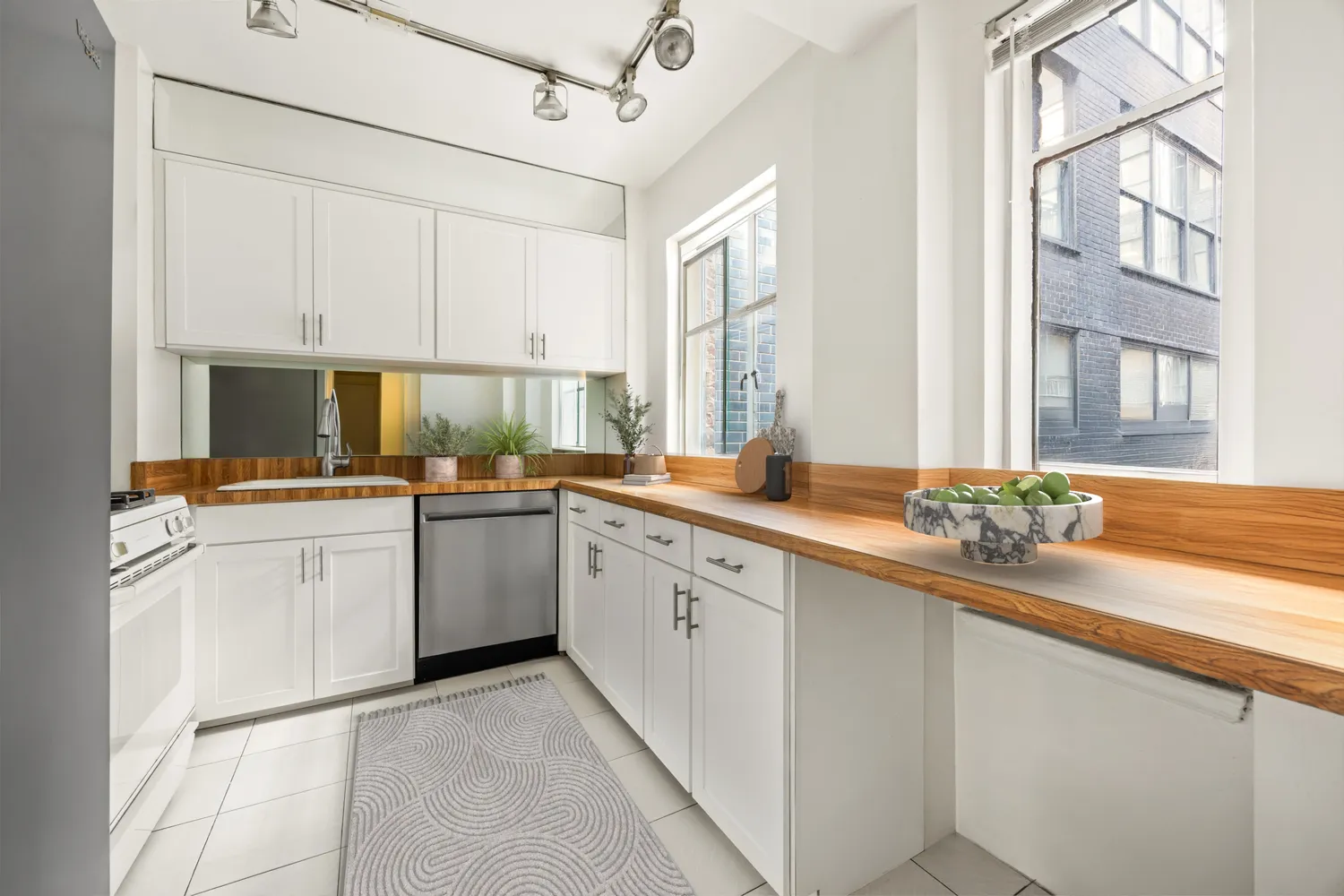 $1,200,000 | 45 West 54th Street, Unit 9E | Midtown Central