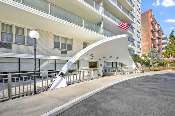 $899,000 | 370 Ocean Parkway, Unit 8H | Kensington