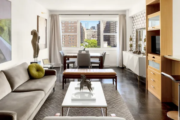 $1,695,000 | 360 West 22nd Street, Unit 12L | Chelsea