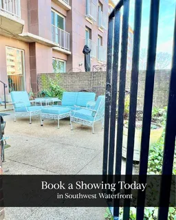 a view of a back yard