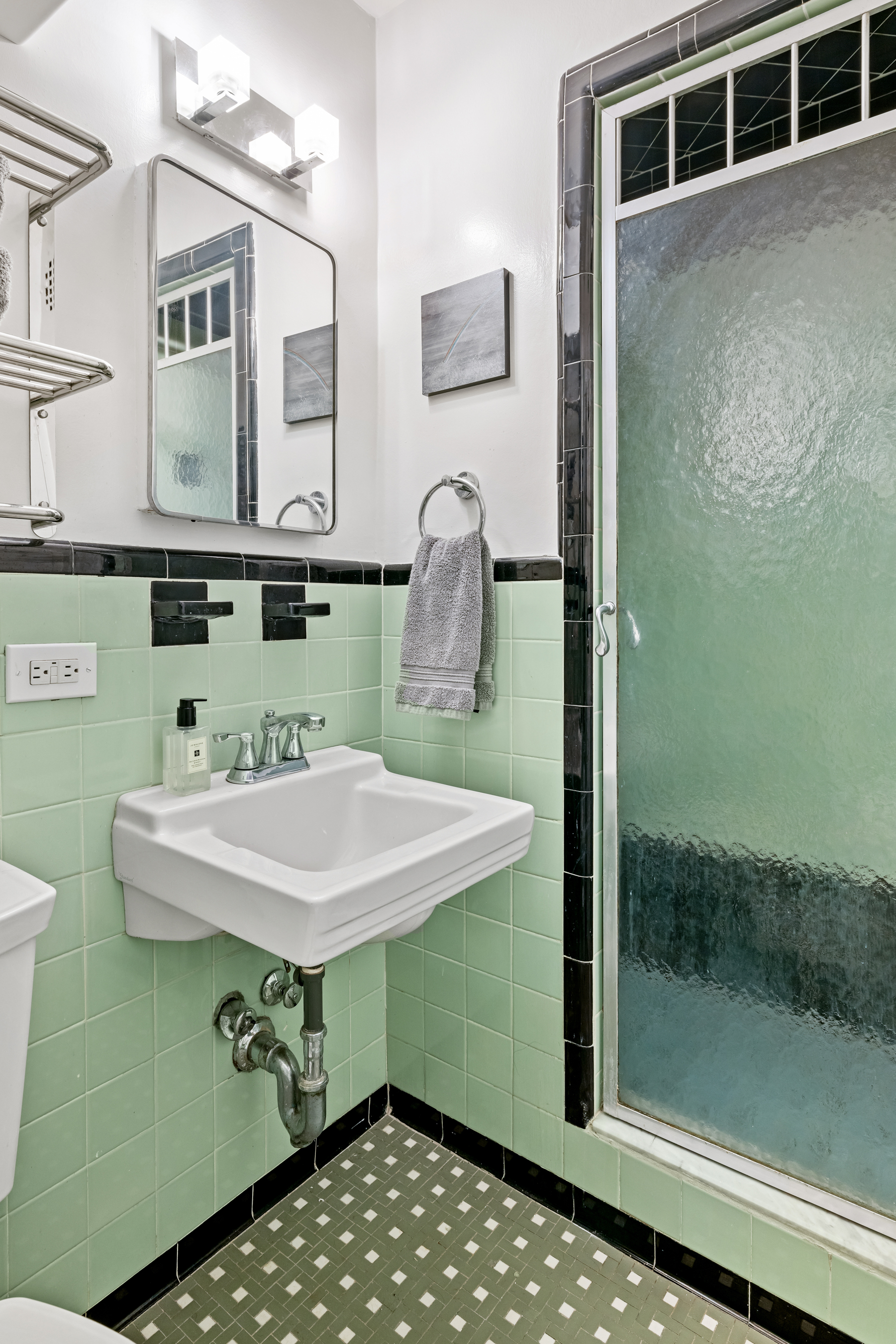 2727 Palisade Avenue, Unit 3H Bronx, NY 10463 - Photo 11 of 18 a bathroom with a sink and a mirror