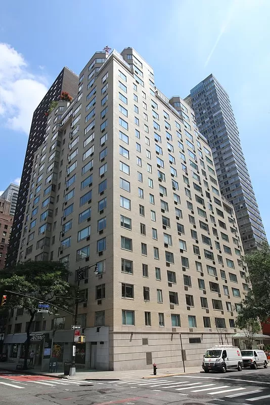 411 East 53rd Street, Unit 17A Manhattan, NY 10022 - Photo 8 of 10 a view of a tall building