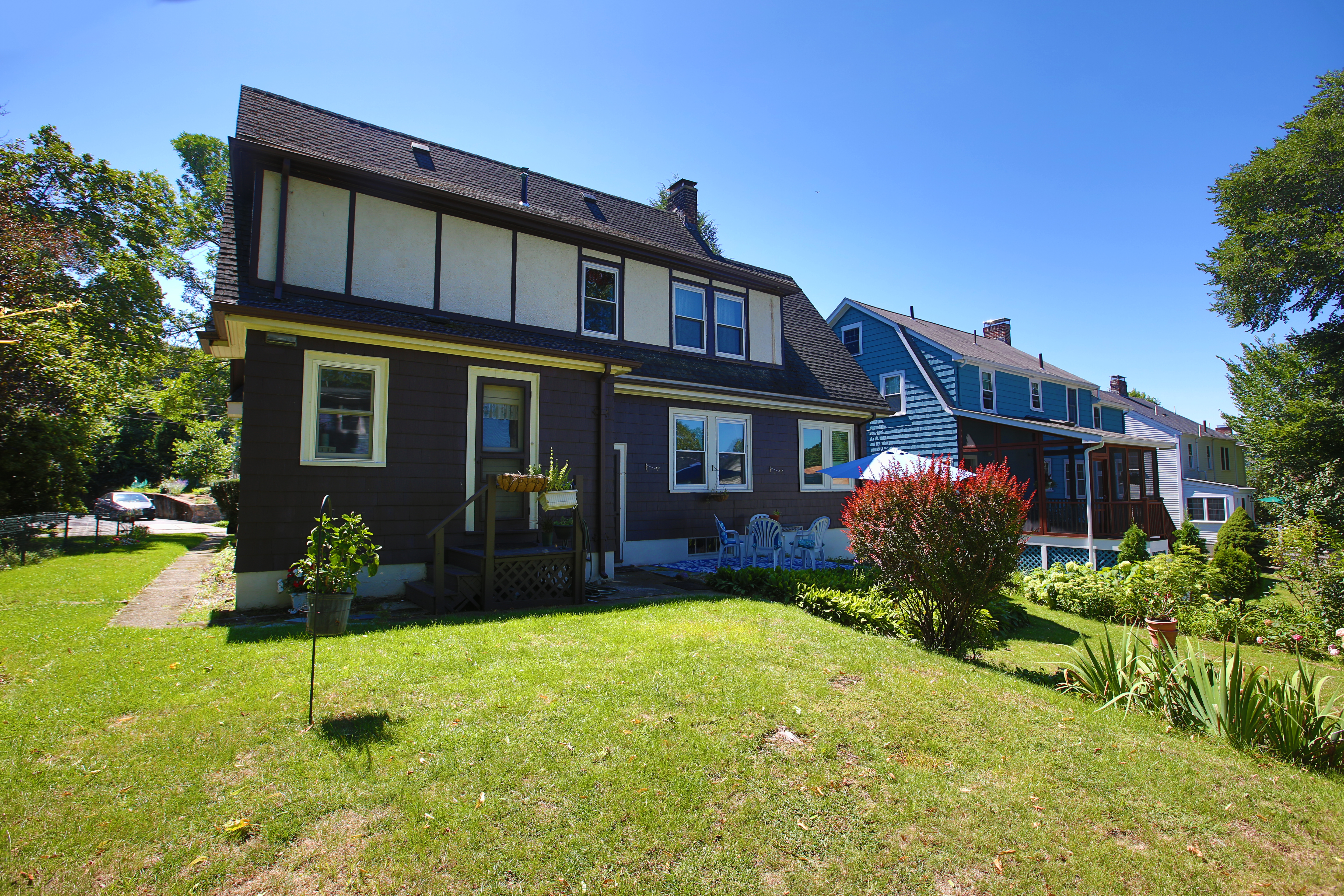 147 Oliver Road Waban, MA 02468 - Photo 3 of 6 a house view with a garden space