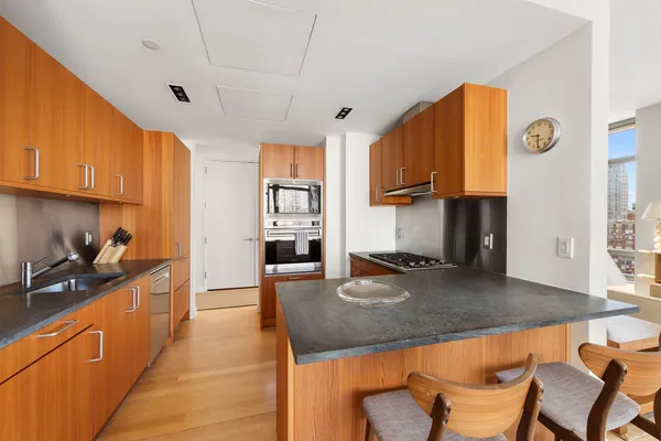 $2,650,000 | 450 East 83rd Street, Unit 18A | Upper East Side