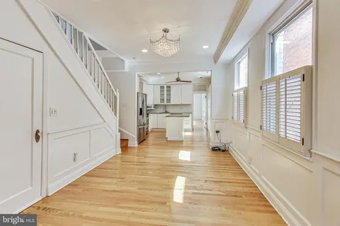 $1,200,000 | 524 10th Street Southeast, Washington, DC 20003