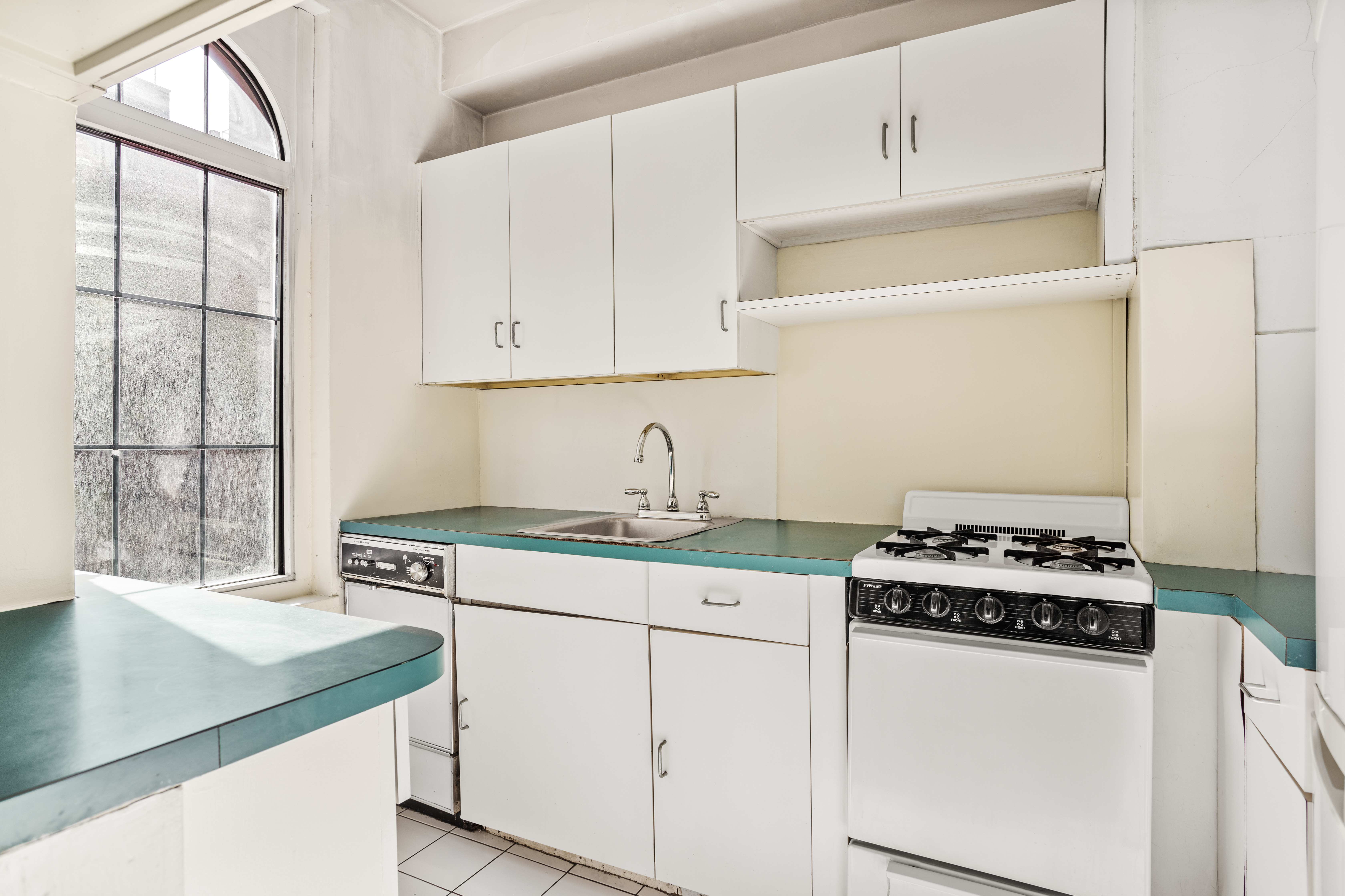 405 West 23rd Street, Unit 2J Manhattan, NY 10011 - Photo 3 of 10