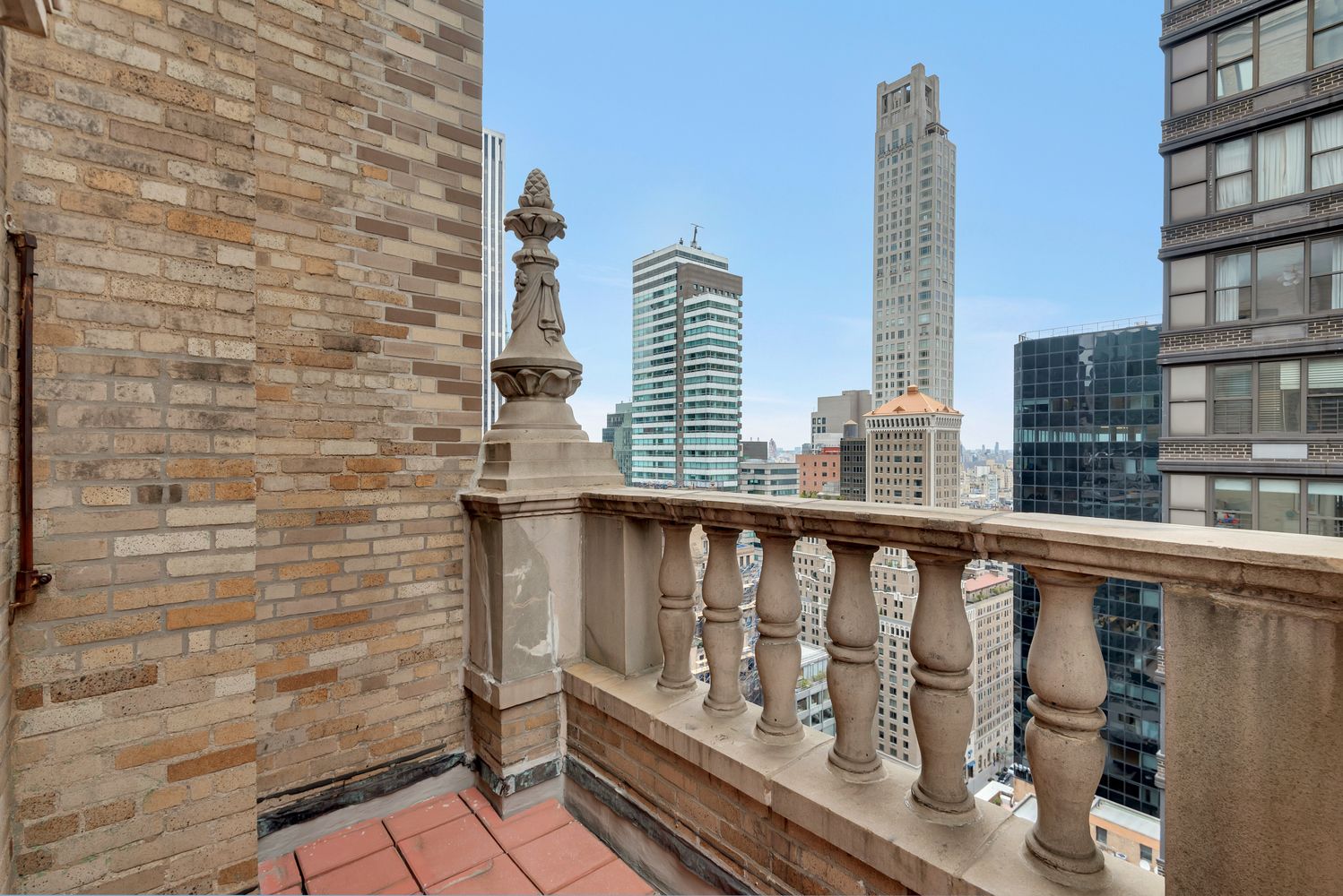 465 Park Avenue, Unit 26C Manhattan, NY 10022 - Photo 5 of 10 a balcony with street view