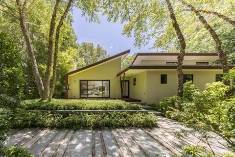 $2,295,000 | Northwest Woods, East Hampton, NY 11937