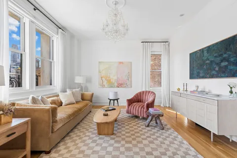 $2,585,000 | 26 East 63rd Street, Unit 11F | Lenox Hill