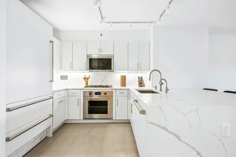 $7,950 | 20 River Terrace, Unit 5H | Battery Park City