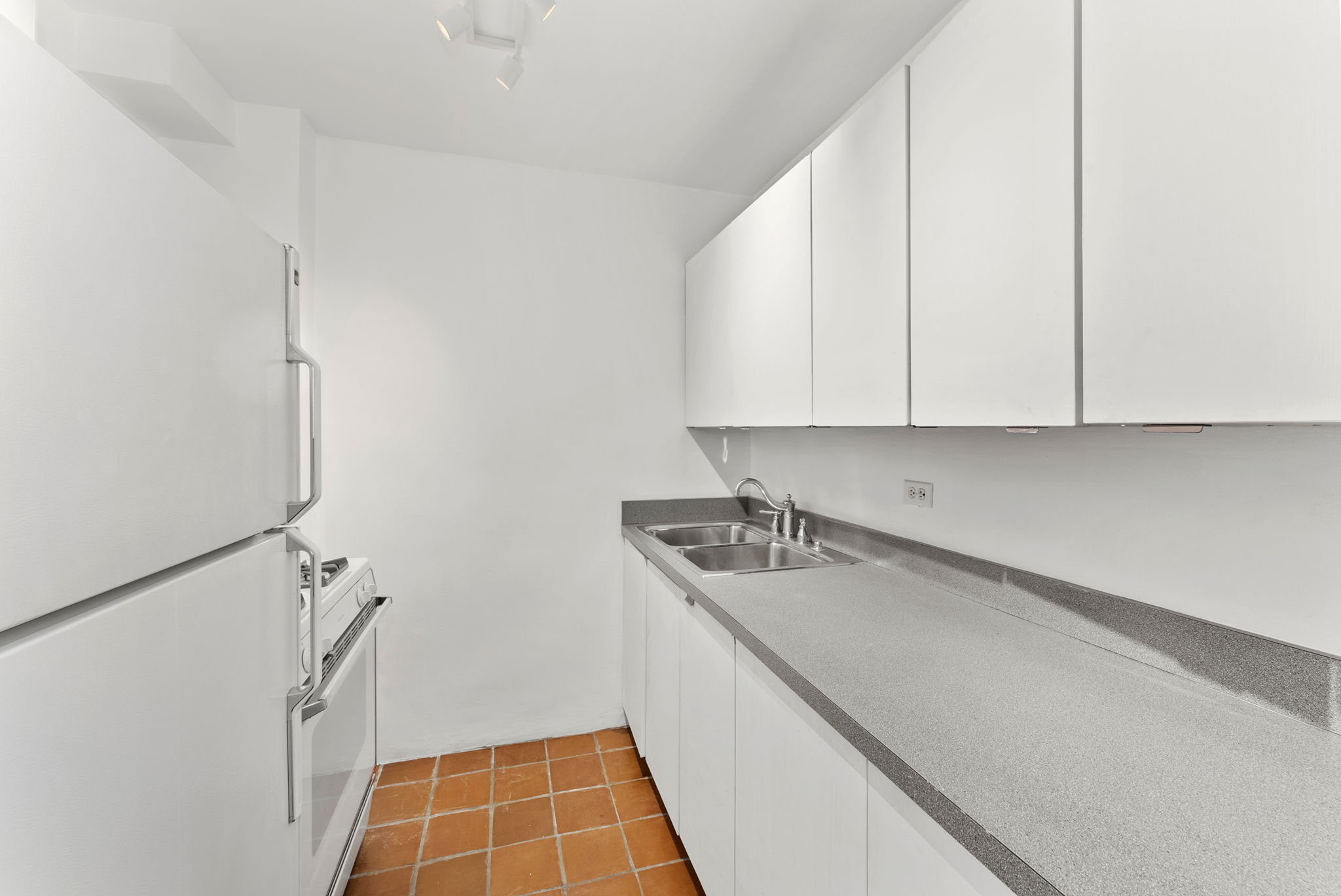 301 East 69th Street, Unit 14A Manhattan, NY 10021 - Photo 5 of 13