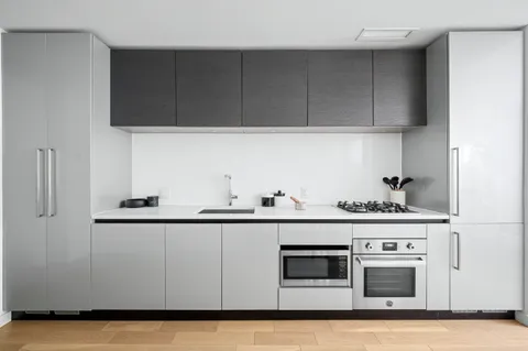 $889,000 | 540 West 49th Street, Unit 306S | Hell's Kitchen