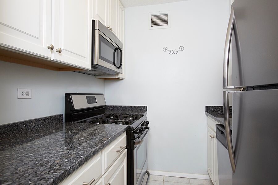 300 Rector Place, Unit 8E Manhattan, NY 10280 - Photo 3 of 14 Gallery Image 3