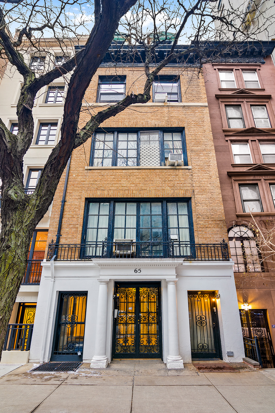 65 East 80th Street, Unit 3B Manhattan, NY 10075 - Photo 5 of 5 front view of a building